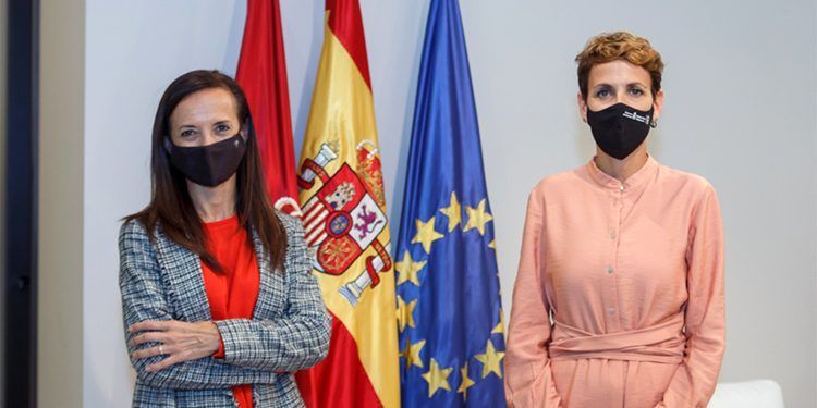 Beatriz Corredor (izda), presidenta de REE, y María Chivite, (dcha) presidenta de Navarra.