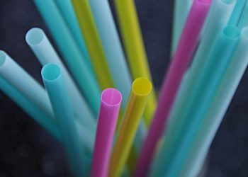 Mañana entra en vigor la ley que prohíbe la venta de plásticos de usar y tirar, pero España va con retraso