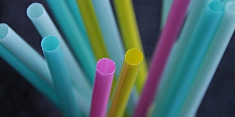 Mañana entra en vigor la ley que prohíbe la venta de plásticos de usar y tirar, pero España va con retraso