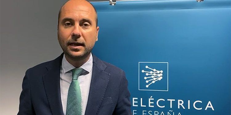 Eduardo Maynau, delegado de REE en Baleares, anuncia el informe favorable del proyecto de interconexión de Ibiza y Formentera.