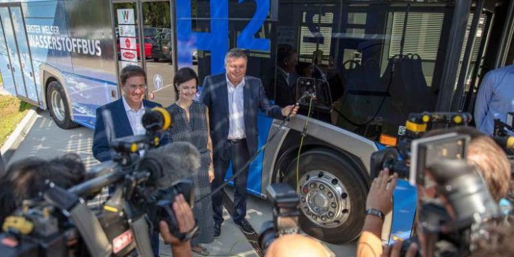 Fronius prueba un autobús de hidrógeno producido a partir de energía solar