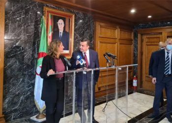 Teresa Ribera, vicepresidenta tercera y ministra para la Transición Ecológica de España, junto al ministro argelino de Energía y Minas, Mohamed Arkab, trsa la reunión sobre el suministro de gas. Foto: MITECO.