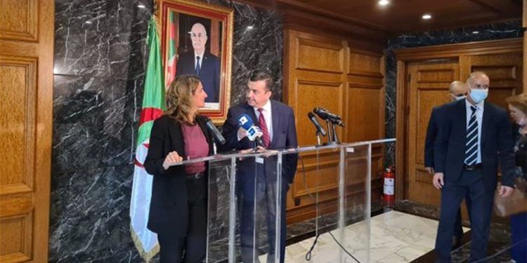 Teresa Ribera, vicepresidenta tercera y ministra para la Transición Ecológica de España, junto al ministro argelino de Energía y Minas, Mohamed Arkab, trsa la reunión sobre el suministro de gas. Foto: MITECO.