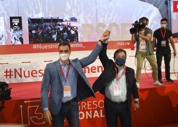 Pedro Sánchez y Guillermo Fernández Vara durante la clausura del Congreso del PSOE en Mérida.