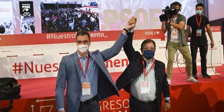 Pedro Sánchez y Guillermo Fernández Vara durante la clausura del Congreso del PSOE en Mérida.