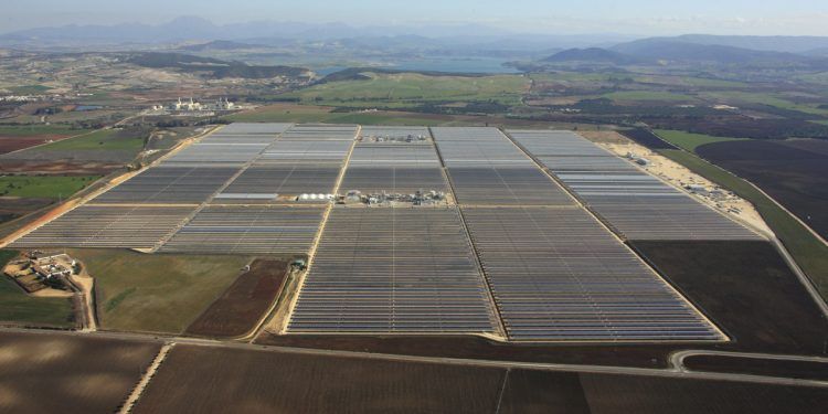 SENER inaugura la primera planta híbrida (termosolar y fotovoltaica) de España