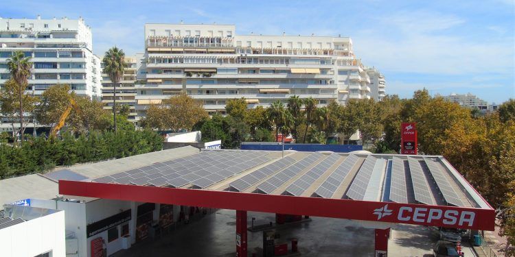 Cepsa instalará paneles solares en sus estaciones de servicio en España y Portugal