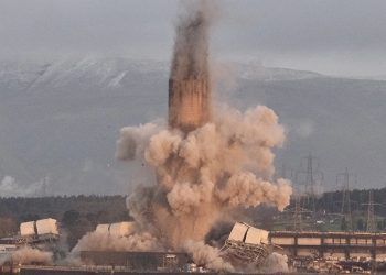 Comienza la demolición de la chimenea de la mayor central de carbón de Europa