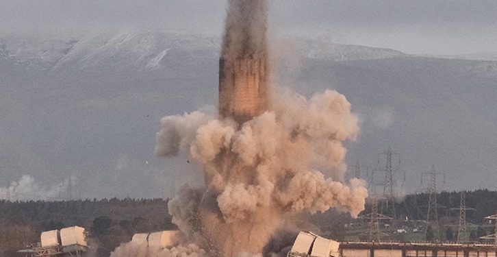 Comienza la demolición de la chimenea de la mayor central de carbón de Europa