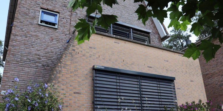 Las ventajas de las persianas con paneles solares incorporados