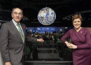 Ignacio Galán, presidente d eIberdrola (izquierda) junto a la primera ministra de Escocia