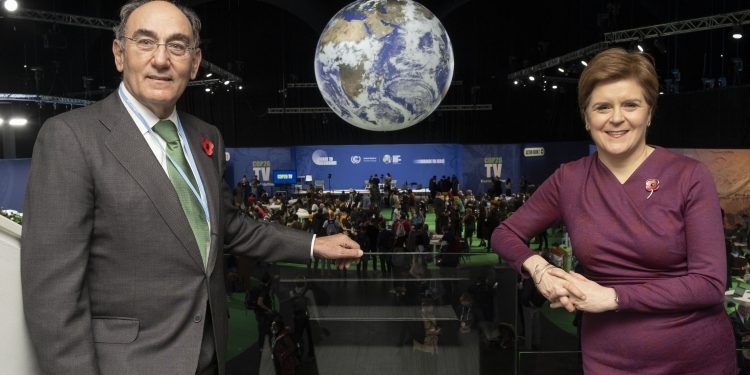 Ignacio Galán, presidente d eIberdrola (izquierda) junto a la primera ministra de Escocia