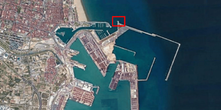 El puerto de Valencia instala un dispositivo para generar energía eléctrica con la fuerza de las olas del mar
