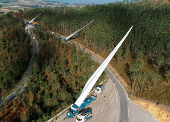 Capital Energy y Siemens Gamesa emplean tres ‘blade lifter’ en el traslado de las palas, una iniciativa pionera en Europa