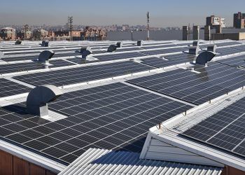 El grupo automovilístico Stellantis inaugura la mayor planta solar de Madrid