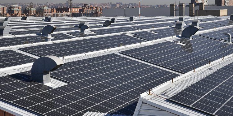 El grupo automovilístico Stellantis inaugura la mayor planta solar de Madrid