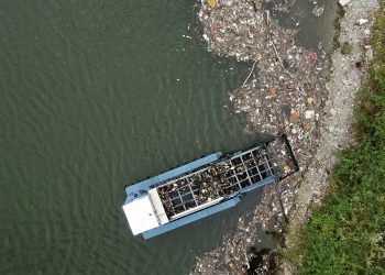 Ponen en marcha una iniciativa para limpiar de plásticos uno de los ríos más contaminados de Europa