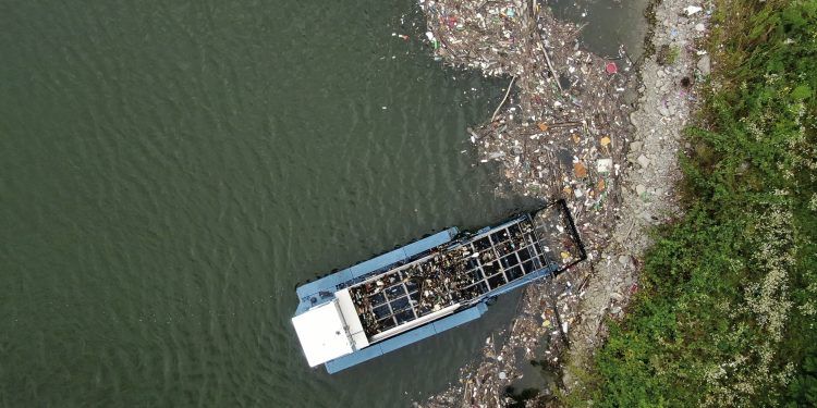 Ponen en marcha una iniciativa para limpiar de plásticos uno de los ríos más contaminados de Europa