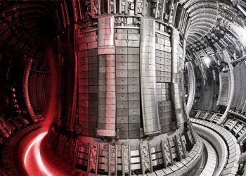 Interior del Joint European Torus (JET) con el plasma superpuesto. / UKAEA