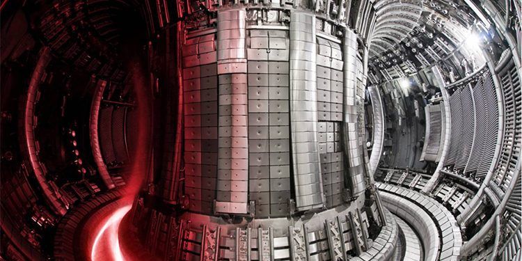 Interior del Joint European Torus (JET) con el plasma superpuesto. / UKAEA