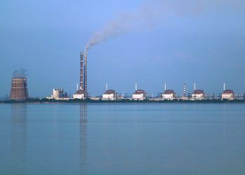 La central nuclear de Zaporiyia (Ucrania) mantiene su actividad tras el ataque del ejército ruso, pero no a pleno rendimiento