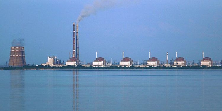 La central nuclear de Zaporiyia (Ucrania) mantiene su actividad tras el ataque del ejército ruso, pero no a pleno rendimiento
