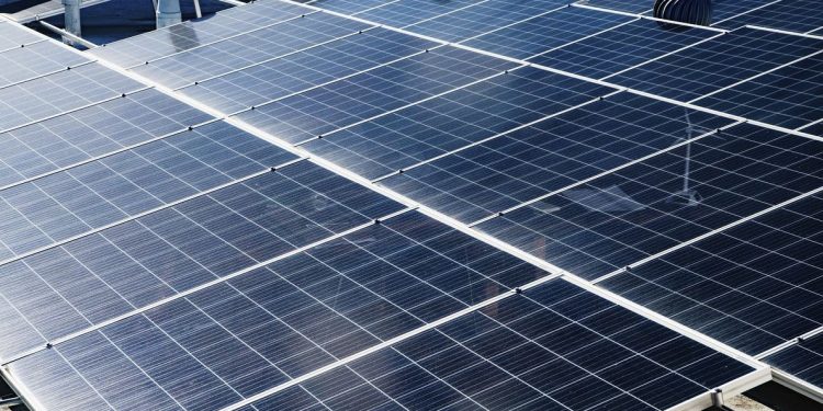 La potencia instalada de solar fotovoltaica en España aumenta casi un 30% en 2021