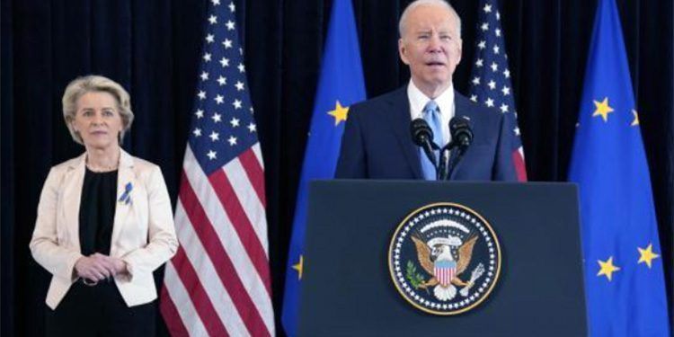 Ursula Von del Leyen, presidenta de la Comisión Europea, y Joe Biden, presidente de Estados Unidos. Foto: La Vanguardia