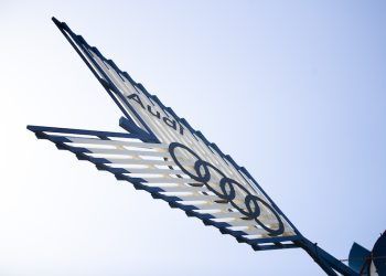 Un molino de viento transformado en aerogenerador gracias a los motores de varios coches eléctricos