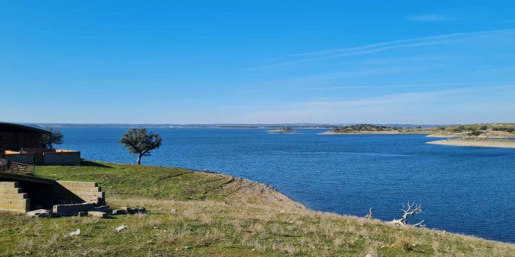 Endesa se adjudica 42 MVA en la primera subasta solar flotante de la península ibérica