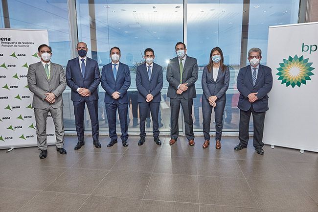 De izquierda a derecha: Armando Gracia, jefe de Departamento de Servicios Aeroportuarios y responsable de Sostenibilidad; Carlos Gaitán, responsable comercial; Francisco Quintana, director de la refinería de bp en Castellón; Joaquín Rodríguez, director del Aeropuerto de Valencia; Andrés Guevara, presidente de bp España; Estrella Jara, directora de Comunicación y Relaciones Institucionales de bp España; y Ramón Diago, jefe de Gabinete de Dirección del Aeropuerto de Valencia.