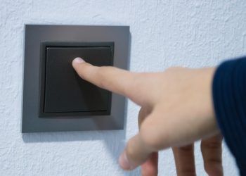 El Gobierno quiere mantener el bono social eléctrico y el descuento a los carburantes tres meses más