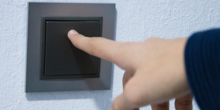 El Gobierno quiere mantener el bono social eléctrico y el descuento a los carburantes tres meses más