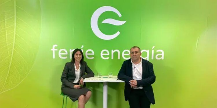 La directora general de Feníe Energía, Paula Román, y el presidente, Jaume Fornés, en la presentación de su plan estratégico