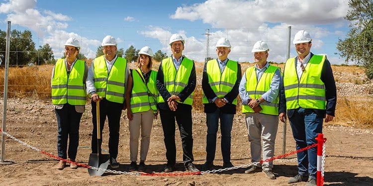 Primera piedra del parque fotovoltaico de Feníe Energía e ID Energy Group