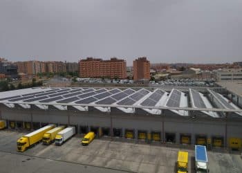 Correos instala paneles solares en su mayor centro logístico en Madrid