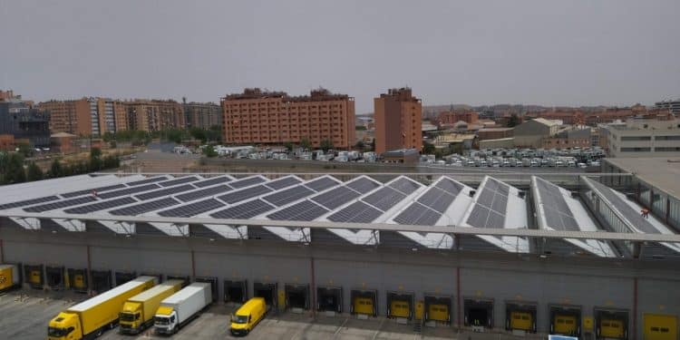 Correos instala paneles solares en su mayor centro logístico en Madrid