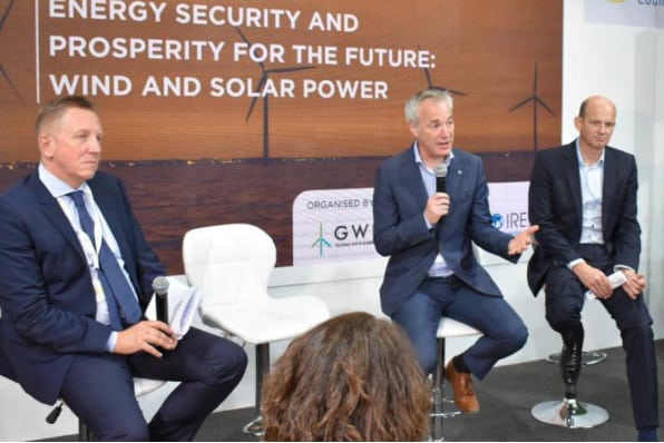 Ben Backwell, CEO del Consejo Mundial de Energía Eólica, Eddie Rich, CEO de la Asociación Internacional de Energía Hidroeléctrica, y Jonas Moberg, CEO de Green Hydrogen Organization, en el lanzamiento de la Comisión de Planificación para el Clima en la COP27
