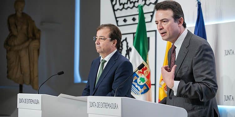 Guillermo Fernández Vara, presidente de la Junta de Extremadura, y Arturo Gonzalo Aizpiri, presidente de Enagás.