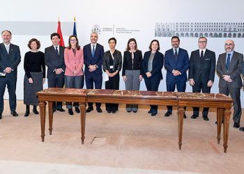 Firma del protocolo de creación de la AH2A en el Ministerio de Transportes.