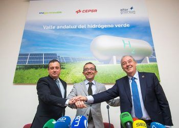 De izq. a dcha.: Luis Iglesias, COO de Enagás Renovable, Joaquín Rodríguez, director de hidógeno de Cepsa y José Luis Morlanes, consejero delegado de Alter Enersun