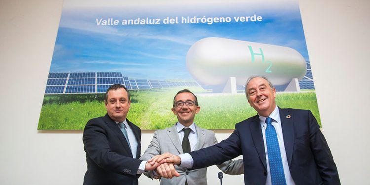 De izq. a dcha.: Luis Iglesias, COO de Enagás Renovable, Joaquín Rodríguez, director de hidógeno de Cepsa y José Luis Morlanes, consejero delegado de Alter Enersun
