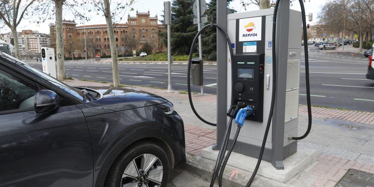 Repsol y el Ayuntamiento de Madrid inauguran el punto de recarga en vía pública más potente de la capital