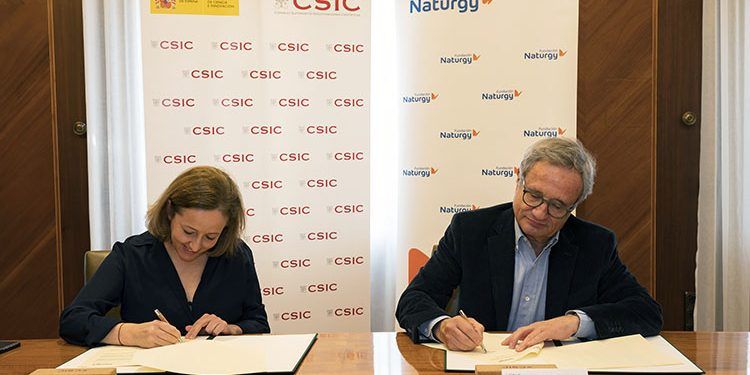 Eloísa del Pino, presidenta del CSIC, y el presidente de la Fundación Naturgy, Rafael Villaseca.