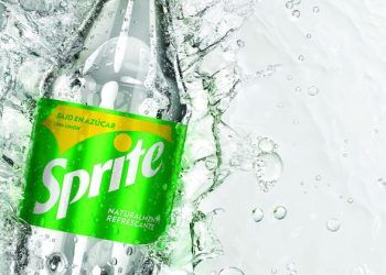 Las botellas de Sprite cambian de color para ser más sostenibles