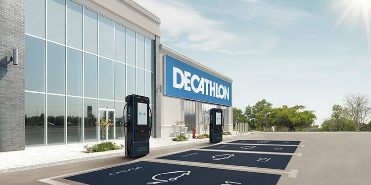 Puntos de carga de EDP en Decathlon.