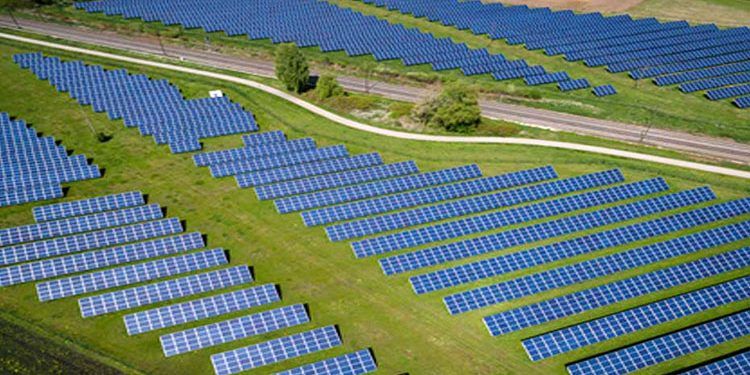 Paneles solares de la planta de Sangüesa de Smurfit Kappa .