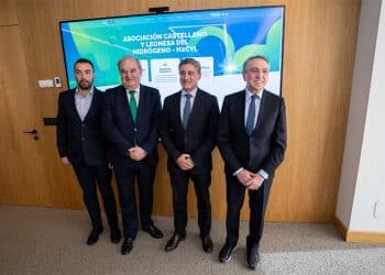 Presentación de H2CYL. De izda. a dcha.: Javier Robador, gerente de H2CYL; Andrés Hernando, CEO de Hiperbaric; Rafael Barbero, Director General de Fundación Caja Burgos y Ginés Clemente, CEO de Aciturri.