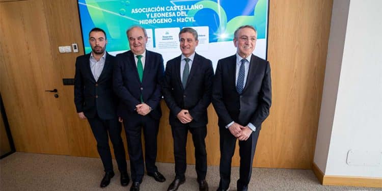 Presentación de H2CYL. De izda. a dcha.: Javier Robador, gerente de H2CYL; Andrés Hernando, CEO de Hiperbaric; Rafael Barbero, Director General de Fundación Caja Burgos y Ginés Clemente, CEO de Aciturri.