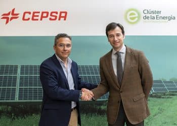 Gerónimo de Angulo, director de Desarrollo de proyectos fotovoltaicos de Cepsa, y Vicente Sánchez, presidente del Clúster de la Energía de Extremadura.